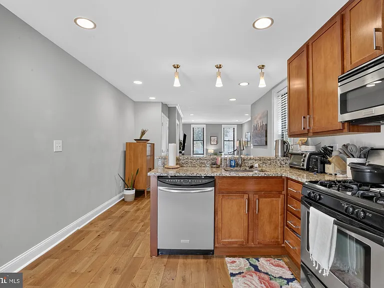 2316 Christian St — Photo 11