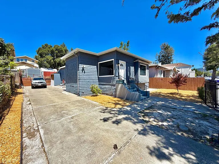 2611 Coolidge Ave — Photo 3
