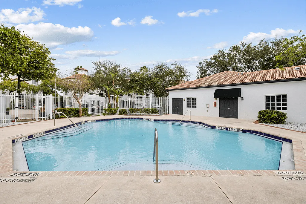 Venice Cove Apartments — Photo 1