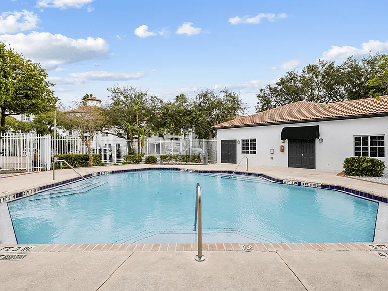 Venice Cove Apartments — Photo 1