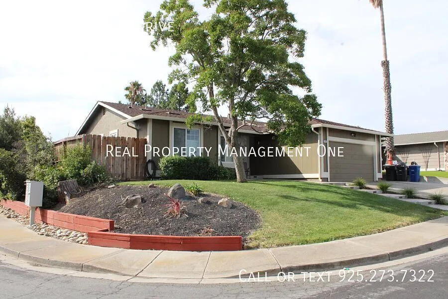 Beautiful 3 Bed, 2 Bath Single Story in Perfect Pittsburg Location — Photo 4