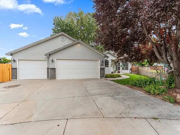 5th image of 1074 N Clara Ave