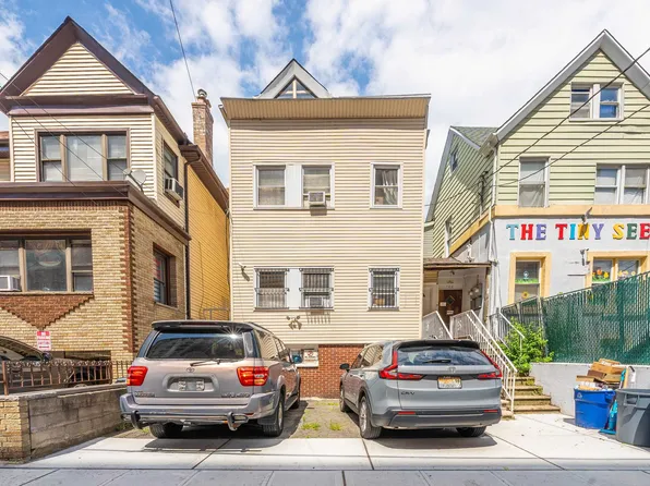 122 37th St, Union City, NJ 07087