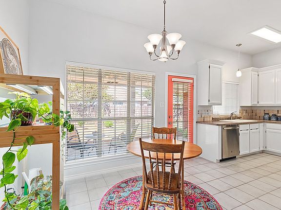 4th image of 2601 Oak Park Dr