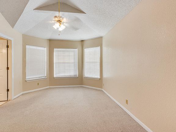 4th image of 11329 Patricia Ave