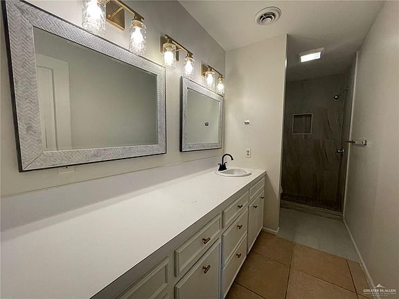 5th image of 806 West St #B