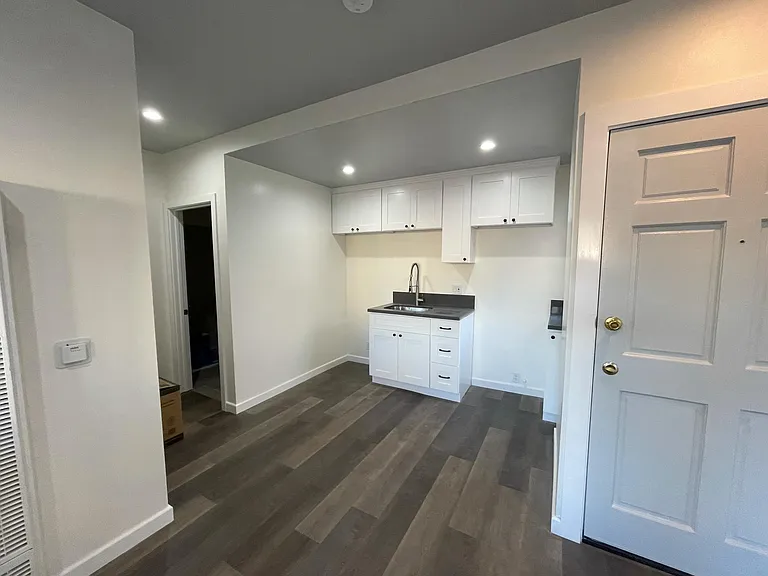 2033 E 4th St #2 — Photo 9