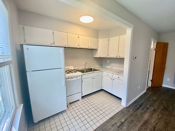 2nd image of 329 Lyon St NE APT 6