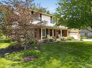 17634 Country Club Dr, Livonia, MI 48152