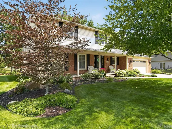 17634 Country Club Dr, Livonia, MI 48152