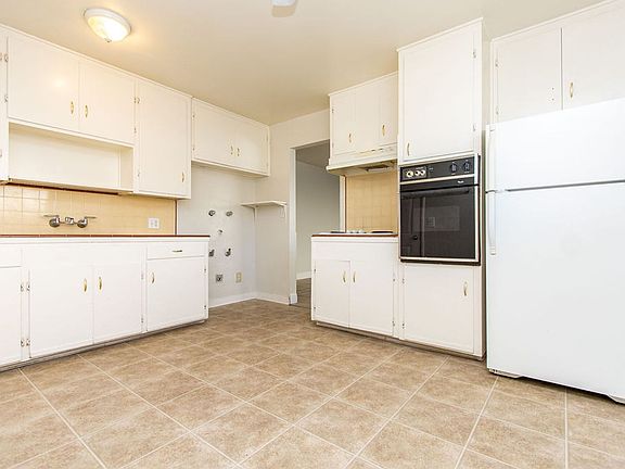 5th image of 121 Starr Ave APT A-d