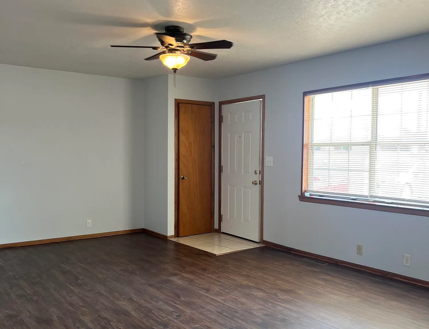 3 bed, 1.0 bath, 2000 sqft, $1,300 — Photo 3