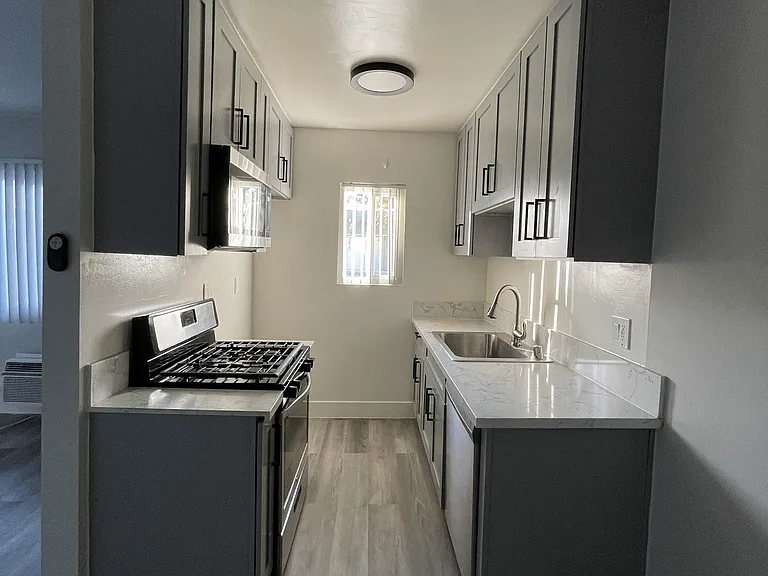 11104 Aqua Vista St — Photo 25
