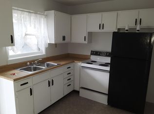 415 4th St APT 3, Charleston, IL 61920