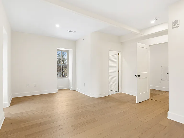 300 Kings Hwy E #C — Photo 10