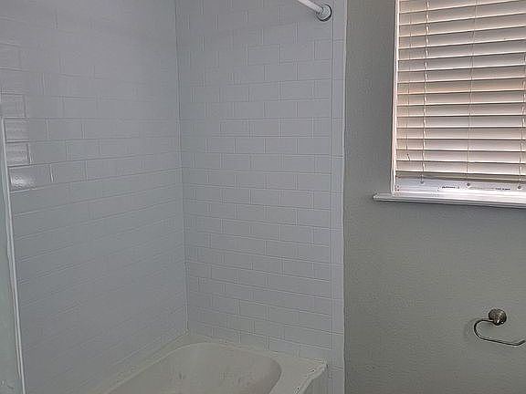 4th image of 223 Glencroft Ct
