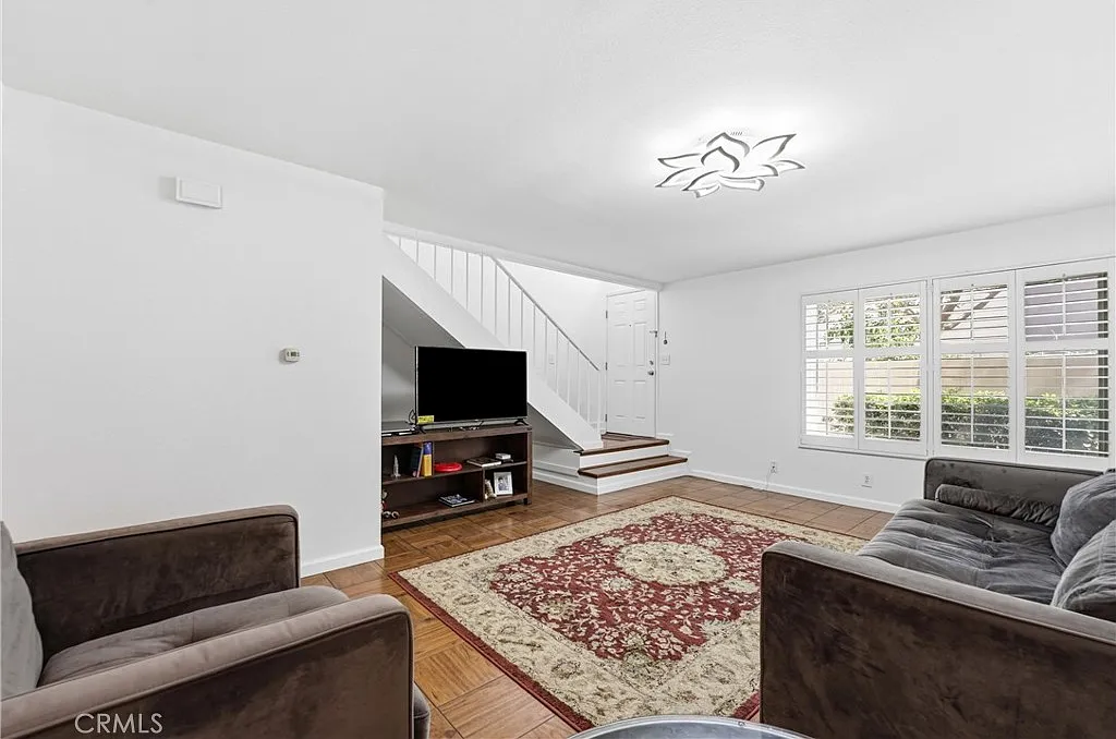 2 bed, 1078 sqft, $3,950 — Photo 3