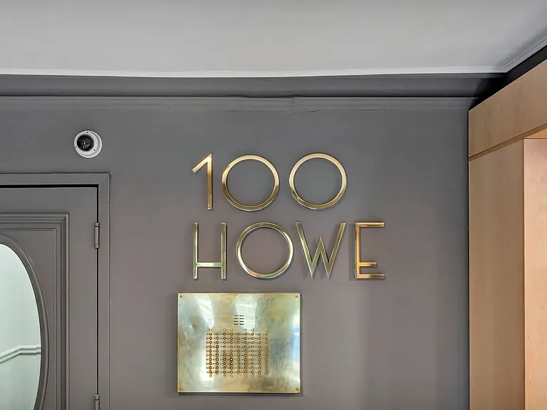 100 Howe Street — Photo 37