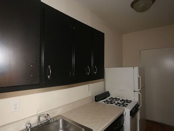 2nd image of 955 W Cornelia Ave #B1