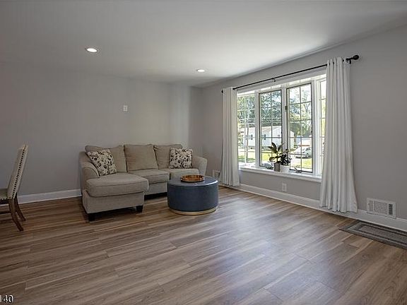 5th image of 14 Lawrence Dr