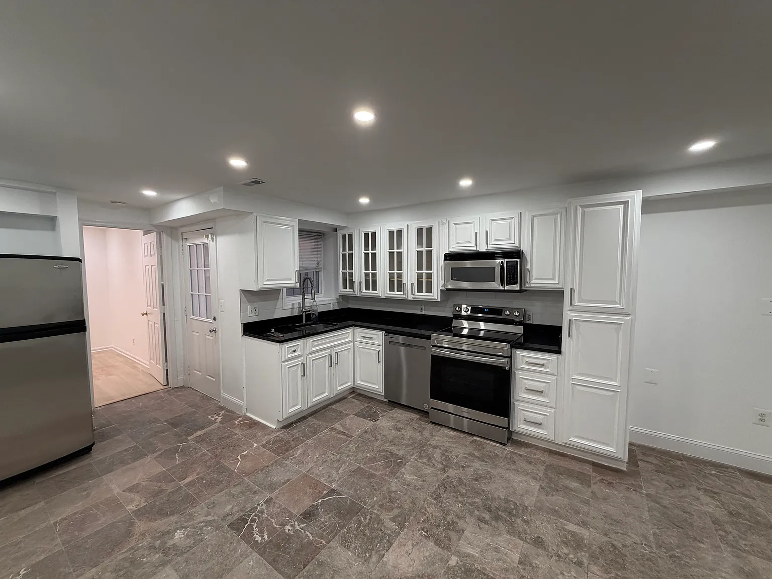 1 bed, 550 sqft, $2,000 — Photo 2
