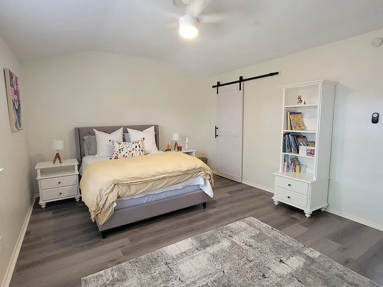 Master bedroom, queen size bedroom set