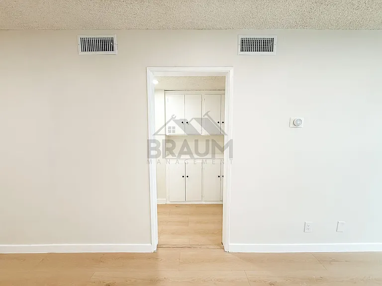 6039 Whitsett Ave — Photo 12