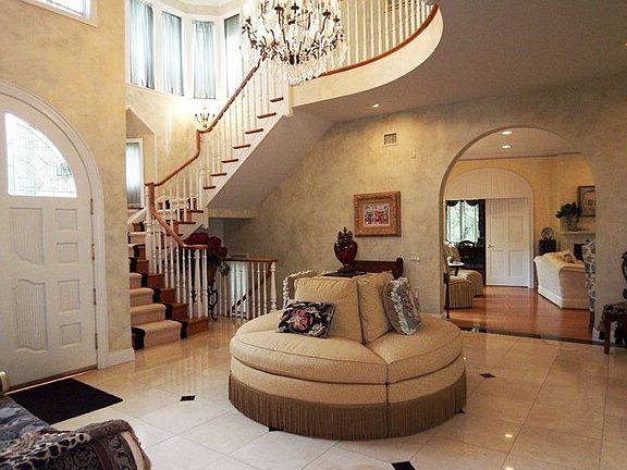 Dramatic 2-story foyer