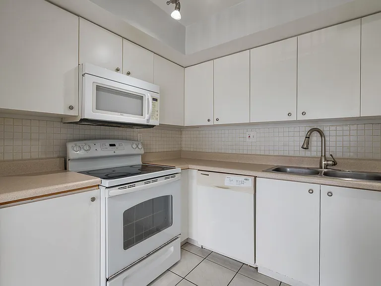 701 NW 19th St #306 — Photo 5