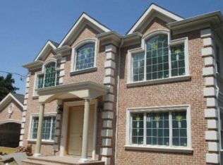 16 York Dr, Great Neck, NY 11021