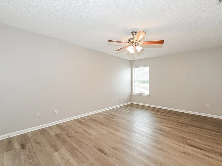 550 Whitfield Rd — Photo 10