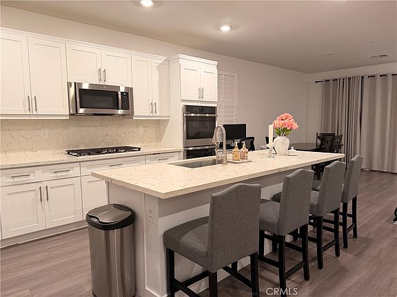 4th image of 562 Hudson Way