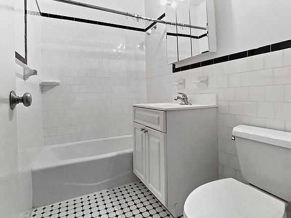 5th image of 4 Park Ave APT 8C