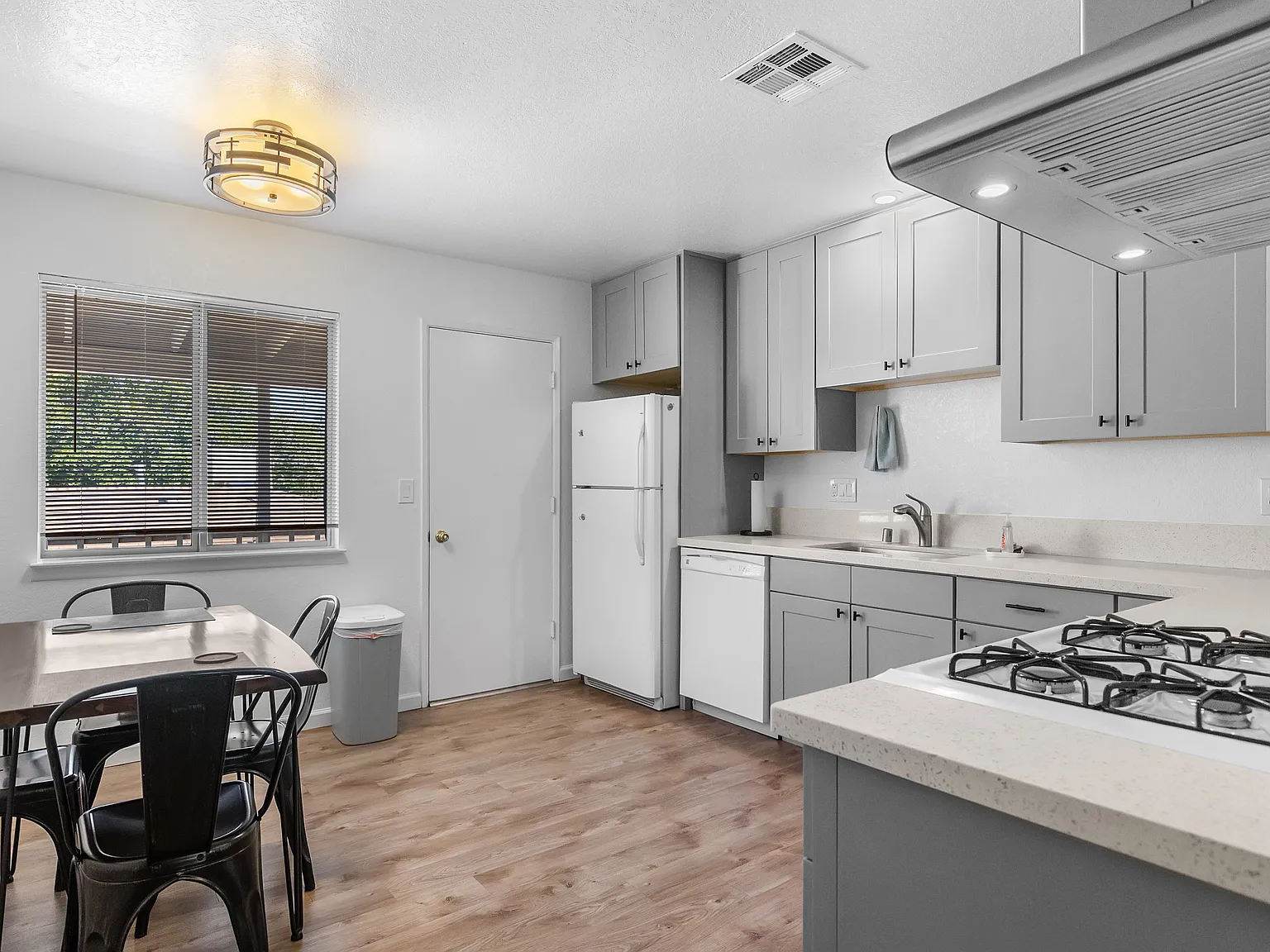 737 W Atkins Ave — Photo 4