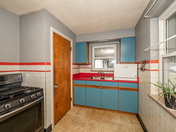 5th image of 611 Blanche Ave