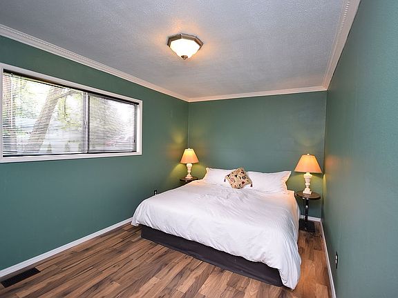 5th image of 1045 Columbia Ave