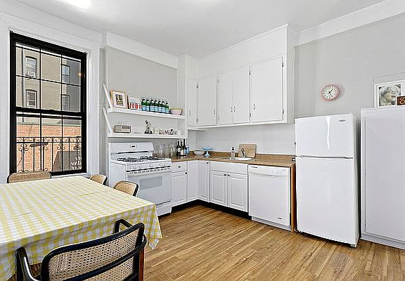 4th image of 38 Leroy St #3