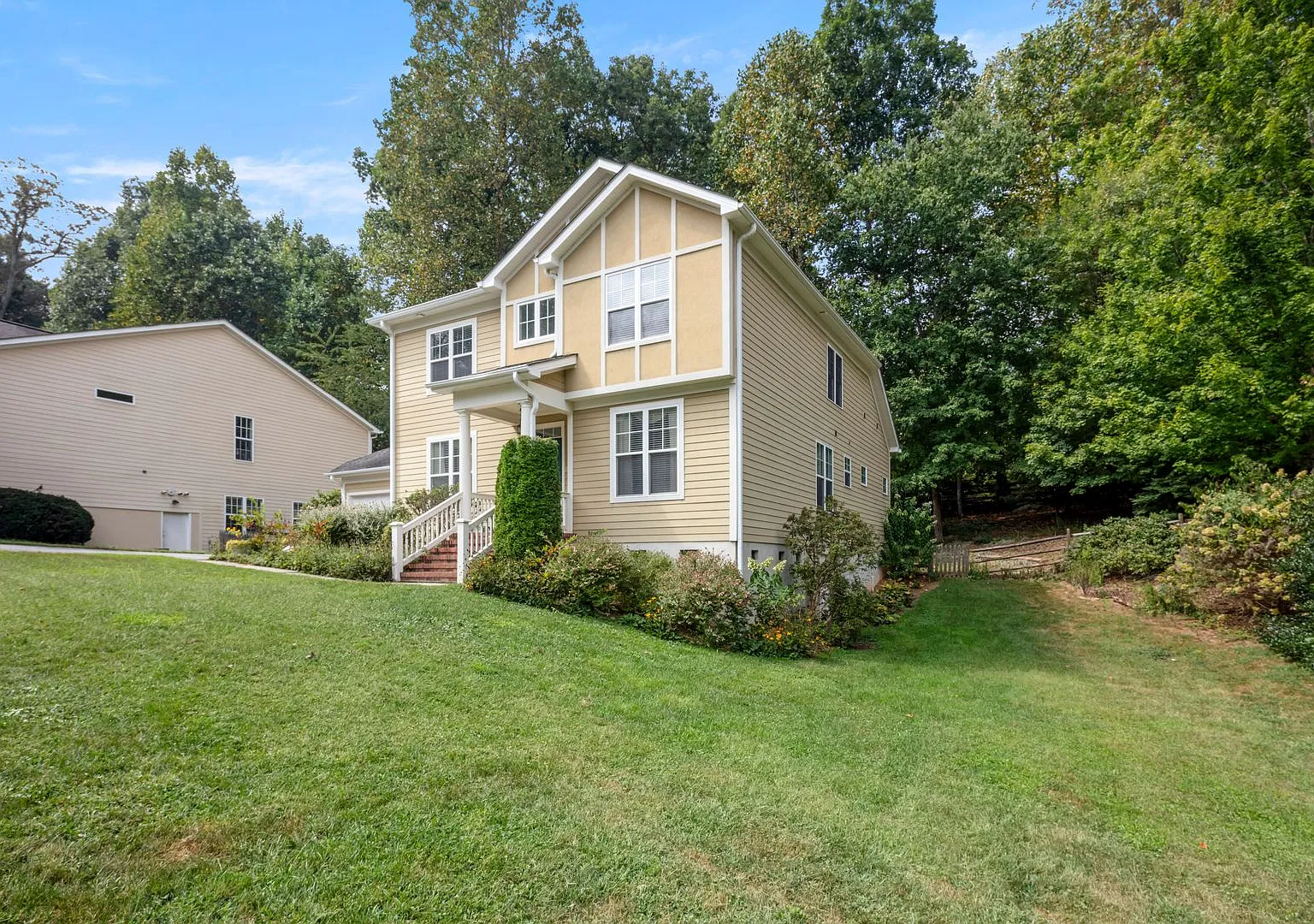 Fantastic Home in the Biltmore Lake Community — Photo 2
