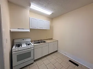 614 W Solomon St Apartments - B — Photo 3
