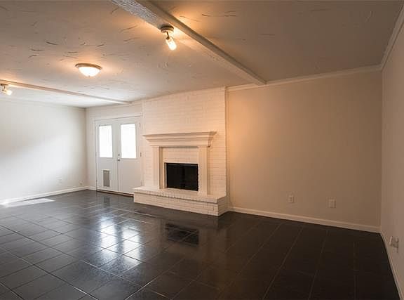 3rd image of 2408 Laurel Ln