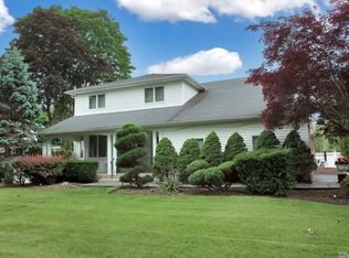 35 Dryden Way, Commack, NY 11725