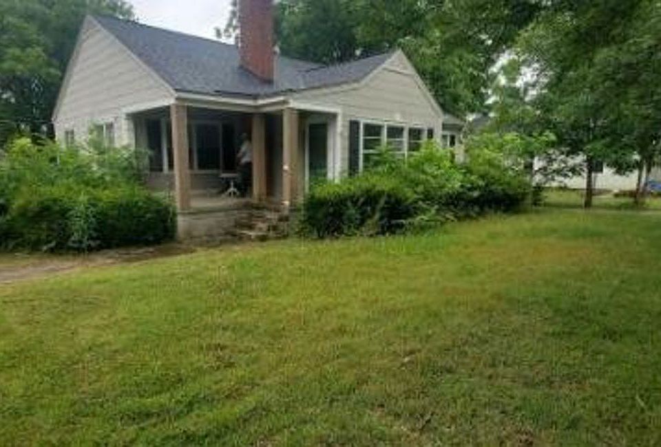 1st image of 924 College St