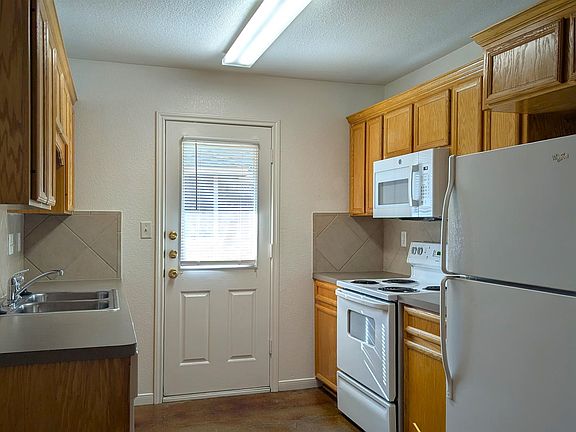 4th image of 5610A Luxor Dr #3B-2Ba-1332Sqft