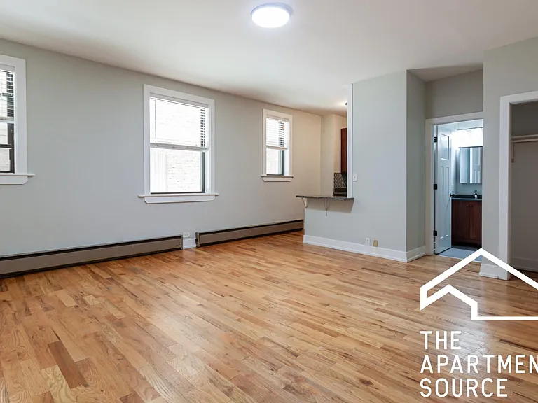 633 W Barry Ave #101 — Photo 1