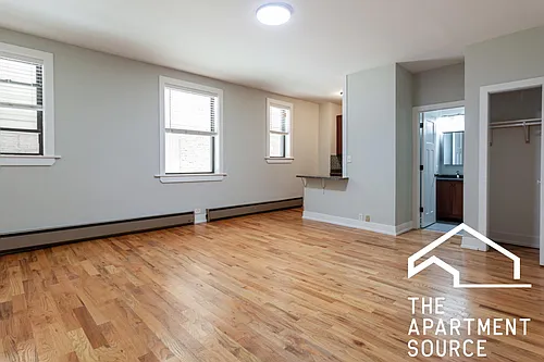633 W Barry Ave Photo 1