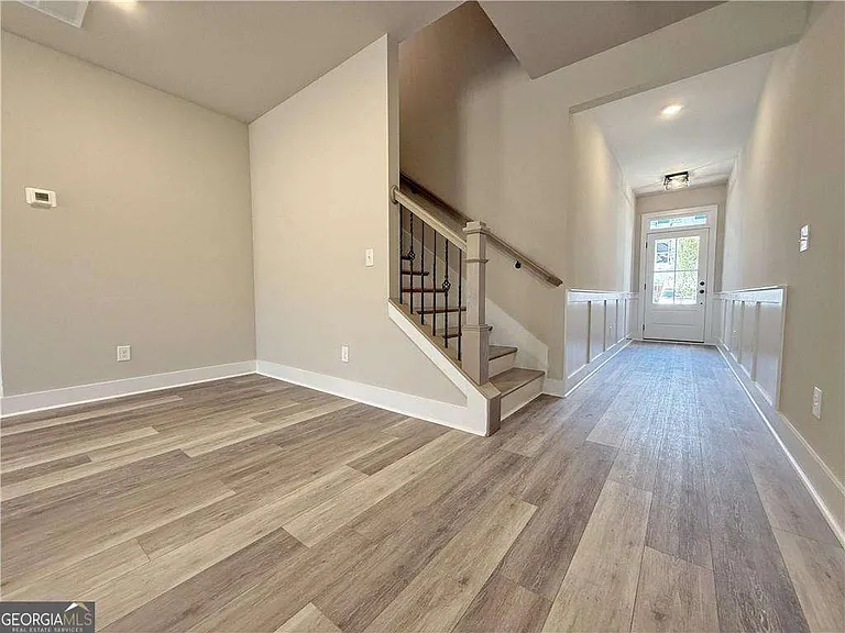 5704 Urban Vlg W — Photo 7
