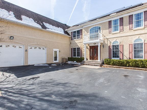 2nd image of 221 River Crest Dr