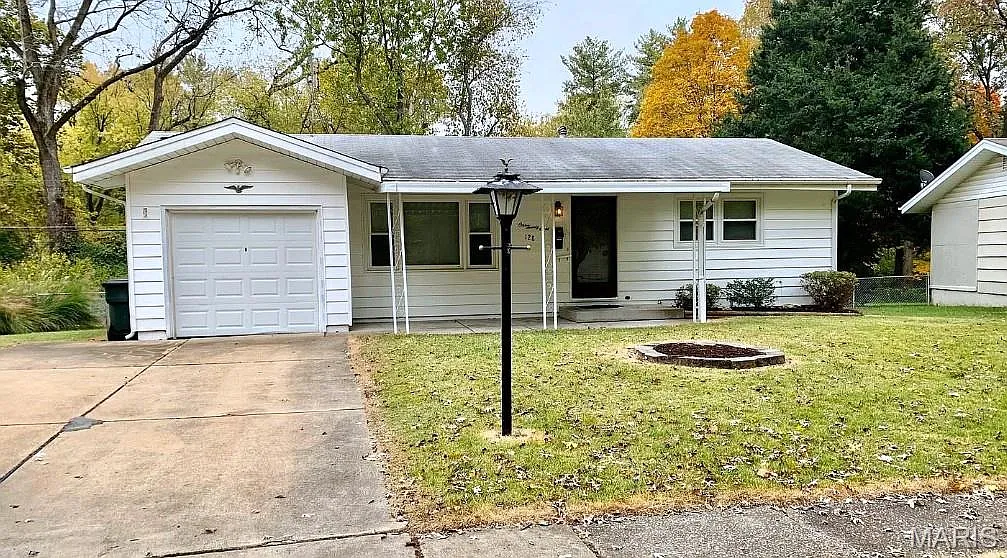 128 Fenwick Dr photo 1