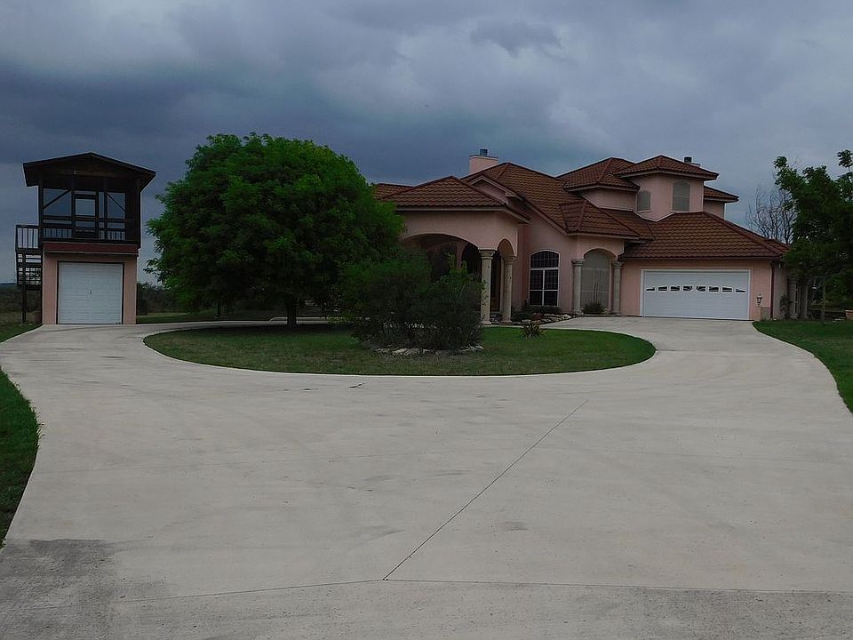Front of Home w/1 car garage