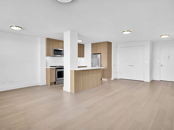 3rd image of 5900 Arlington Ave APT 20G
